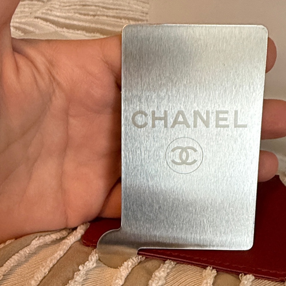 CHANEL Scarlet Mirror/Card leather holder - Picture 5 of 6